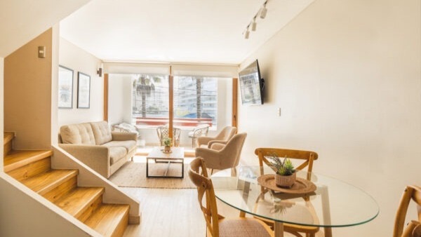 Sala de estar con comedor de vidrio